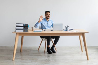 Arap adam el sallayarak video çağrısı yapıyor.