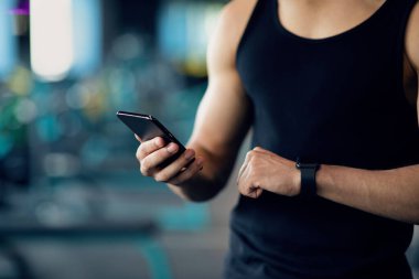 Tanımlanamayan Sporcu Adam Akıllı Telefon ve Akıllı Smartwatch Arasında Senkronize Ediyor, Yakın plan