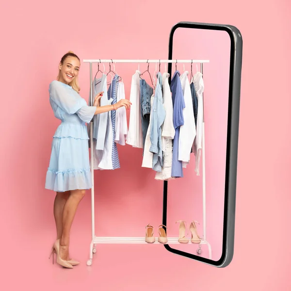 Bayan Alışveriş İnternetten Büyük Akıllı Telefon, Seçici Kıyafetler, Pembe Arkaplan — Stok fotoğraf
