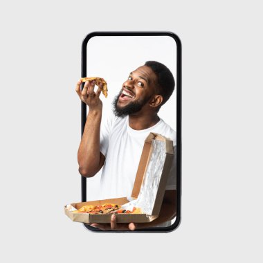 Smartphone 'daki Afrikalı Adam Beyaz Arkaplanda Pizza Yiyor