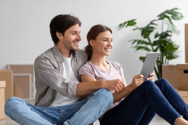 Bin yıllık Kafkasyalı çiftin oda içindeki kutular ve bitkilerin arasında oturup video aramasına sevindim.