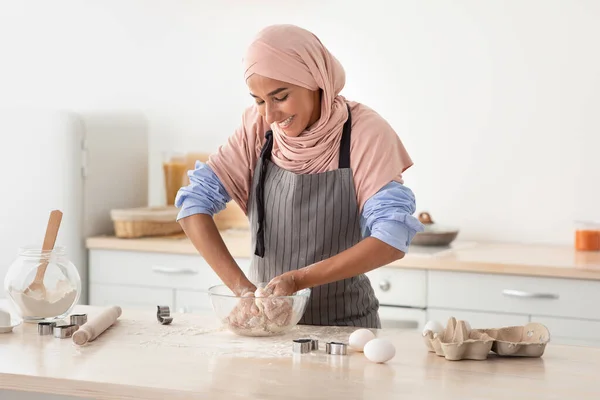 Home Bakery. Retrato de una hermosa dama musulmana en Hijab horneando en la cocina —  Fotos de Stock