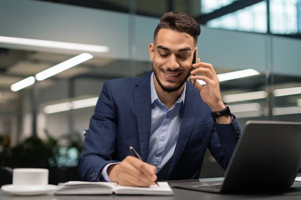 Erfolgreicher Unternehmer aus dem Nahen Osten arbeitet im Büro und telefoniert — Stockfoto