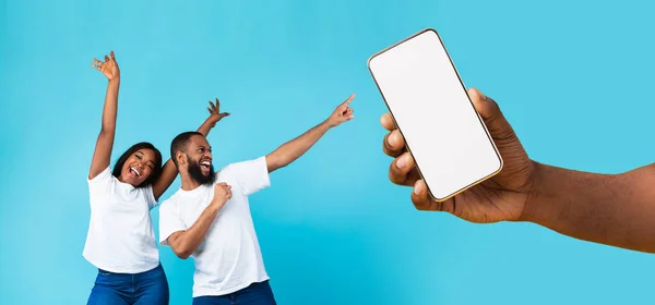 Casal preto mostrando tela de smartphone vazio em branco para mockup — Fotografia de Stock