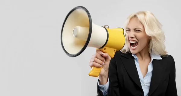 Θυμωμένη εκνευρισμένη γυναίκα επιχειρηματίας με επίσημη ένδυση ουρλιάζοντας σε μεγάφωνο και ατενίζοντας τον ελεύθερο χώρο — Φωτογραφία Αρχείου