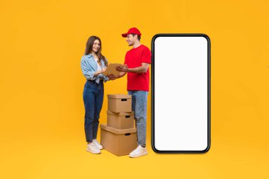 Kurye ve Cep Telefonu Yakınındaki Kadın İmza Belgeleri, Sarı Arkaplan