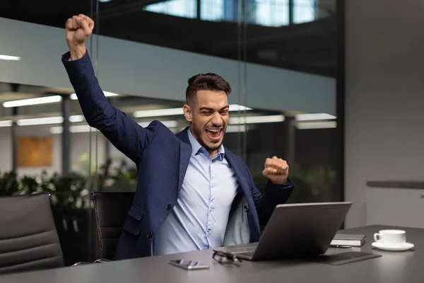 Gestor árabe emocional celebrando el éxito en la oficina — Foto de Stock
