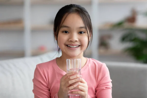 Gadis remaja ceria dengan segelas air di rumah — Stok Foto