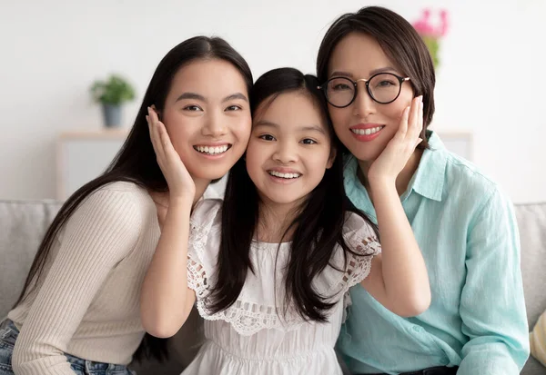 รูปภาพของครอบครัวเอเชียหลายรุ่นที่มีความสุข โพสและยิ้มที่กล้องในร่ม — ภาพถ่ายสต็อก