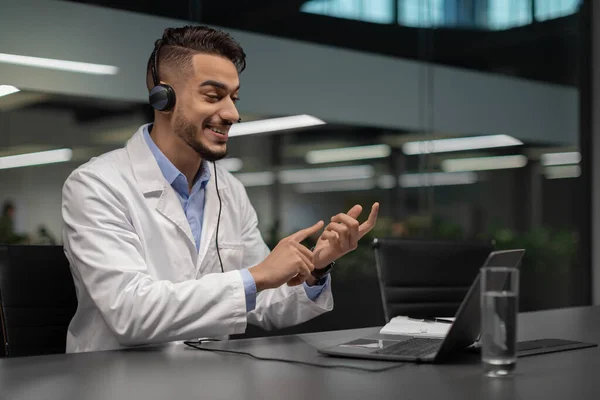 Knappe jonge Midden-Oosterse wetenschapper met laptop op kantoor — Stockfoto