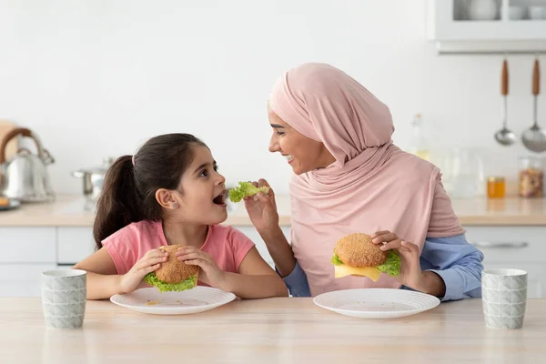 Mutlu Ortadoğu Anne ve Kızı Mutfakta Lezzetli Sandviçler Yiyiyor — Stok fotoğraf