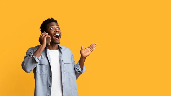 감정적 인 흑인 남자 전화로 얘기하고 몸짓 — 스톡 사진