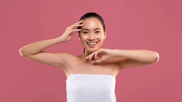 Happy asian woman showing her clean and hairless armpits — Stock Photo, Image