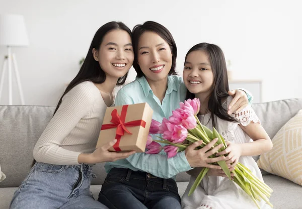 Retrato de família asiática feliz multi geração com buquê de tulipas e caixa de presente celebrando Dia das Mães em casa — Fotografia de Stock