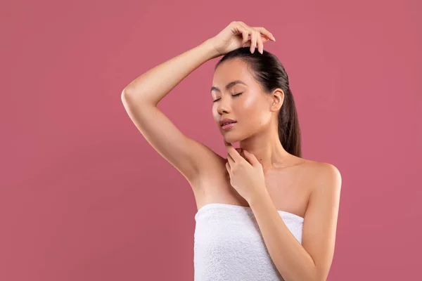 Sensual mulher japonesa mostrando sua axila limpa e sem pêlos — Fotografia de Stock