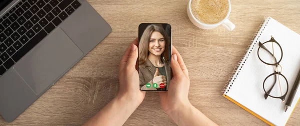 Mani femminili che tengono lo smartphone con l'immagine della donna sullo schermo, signora che ha videochiamata con l'amico, immagine creativa — Foto Stock