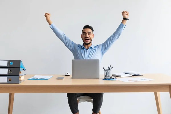 Hombre excitado usando portátil celebrando el éxito agitando puños gritando sí — Foto de Stock