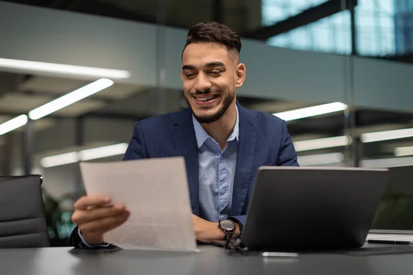 Happy middle eastern CEO reading marketing report — Stock Photo, Image