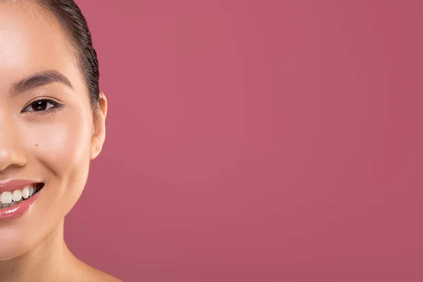 Half gezicht van aziatische vrouw genieten van haar schoonheid routine — Stockfoto