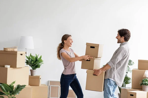 Весела жінка з тисячоліття дає коробки з речами для чоловіка, розважається і переїжджає до нової квартири. — стокове фото