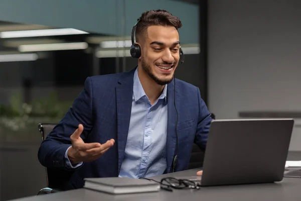 Alegre árabe hombre empresario tener videollamada con socios comerciales — Foto de Stock