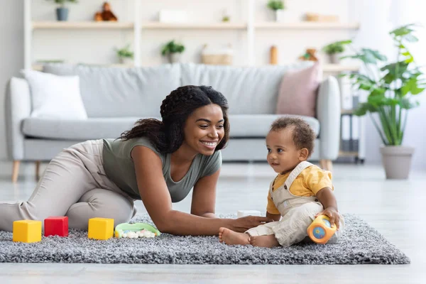 Feliz negro mamá y lindo bebé hijo pasando tiempo juntos en casa, — Foto de Stock