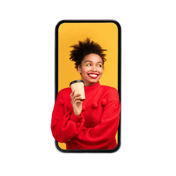 Afro-Amerikaanse vrouw in telefoon scherm houden koffie, witte achtergrond — Stockfoto