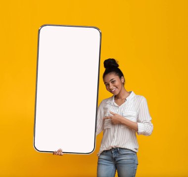 Siyah kadın boş akıllı telefon ekranı gösteriyor, yakın plan.