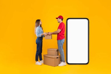Akıllı Telefonun Yakınındaki Kurye Kadın, Sarı Arkaplan 'a Paket Veriyor
