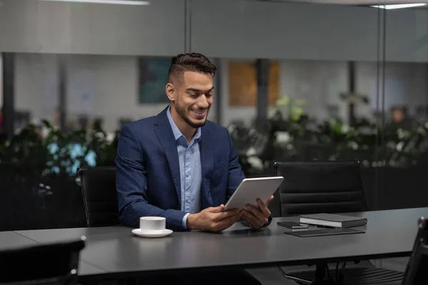 Sonriente empresario de Oriente Medio guapo usando tableta digital — Foto de Stock