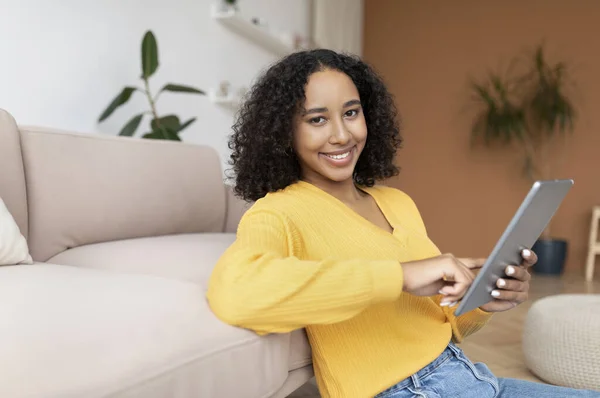 Felice giovane donna nera con tablet pc che lavora o studia online da casa, copia lo spazio — Foto Stock