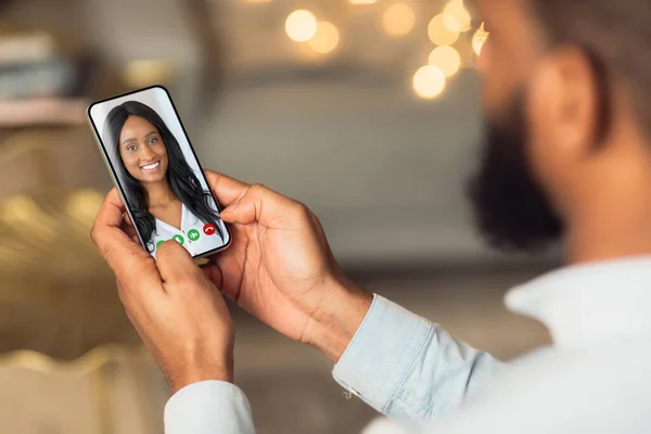 Kencan online. Afrika american man video memanggil dengan pacar, teknologi modern untuk hubungan selama kuncian — Stok Foto
