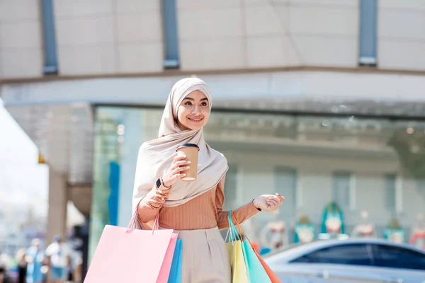 Şehirde modern yürüyüş, alışveriş merkezlerinde kıyafet alışverişi, moda ve yaşam tarzı. — Stok fotoğraf