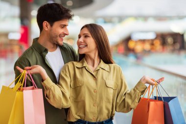 Eş Alışveriş Torbaları Hipermarkette Kocasına Gülümsüyor