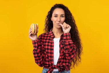 Mutlu Gülen Kadın Stüdyoda Burger Yiyiyor