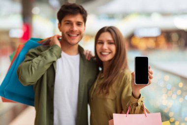 Mobil Alışveriş Merkezi 'nde Telefon Reklamları Gösteren Çift