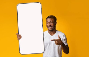 Siyah adam boş akıllı telefon ekranı gösteriyor, yakın plan.