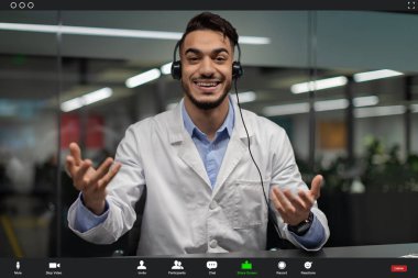 Orta Doğulu yakışıklı bilim adamının görüntülü konuşma yaptığı bir ekran.