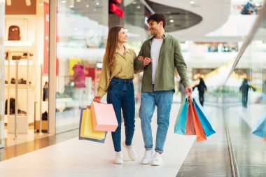 Gülümseyen Çift Alışverişi Modern Hipermarkette Renkli Alışveriş Torbaları Taşıyor