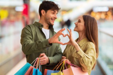Mutlu Çift Alışverişi Kalp Şekli Yapıyor Hipermarkette Parmakları Birleştiriyor