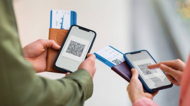 Gizli Sertifika QR Kodlu Akıllı Telefonları Tutan Turistler, Kesilmiş