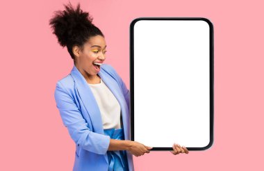 Heyecanlı Afrikalı Kadın Büyük Akıllı Telefonu Tutuyor Boş Ekran, Pembe Arkaplan