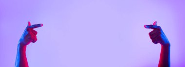 Tanımlanamayan genç siyahi adam, neon ışıkta, afiş tasarımında boşluğu işaret ediyor.