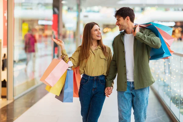 Familia Pareja Compras Juntos, Esposa Mostrando tienda de ropa en el centro comercial —  Fotos de Stock