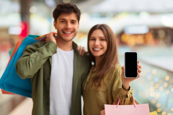 Par Visar Telefon Reklam Ansökan för Mobile Shopping I Mall — Stockfoto