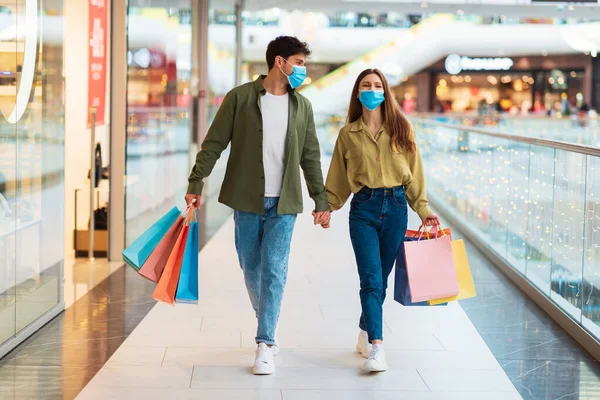 Para zakupy razem noszenie masek twarzy Walking In Modern hipermarket — Zdjęcie stockowe