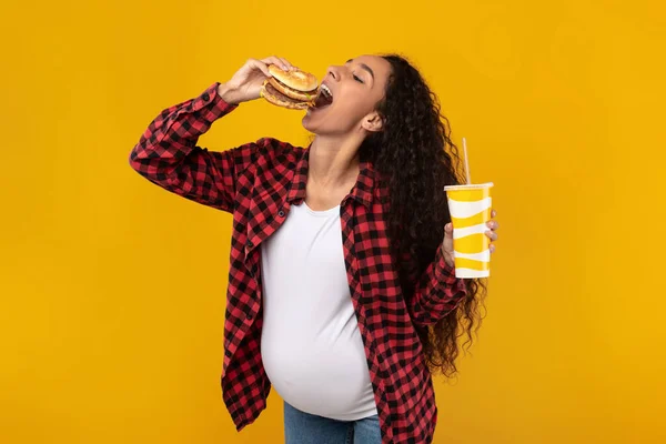 Lucu Muda Hamil Lady Memegang Burger Dan Minum — Stok Foto