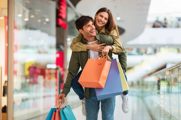 Sposi Shopping Divertimento, Marito Portare Moglie A Cavalluccio In Ipermercato — Foto Stock