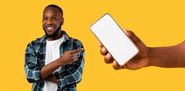 Chico negro mostrando blanco pantalla vacía del teléfono inteligente, primer plano — Foto de Stock