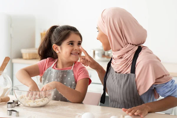 Anne-kız eğlencesi. Mutlu İslami Anne ve Sevimli Kadın Çocuk Birlikte Yemek Yapıyor — Stok fotoğraf